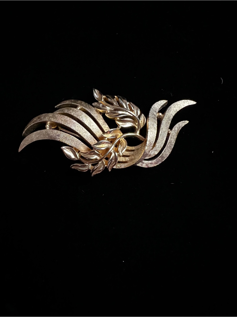 Crown TRIFARI Gold Tone Brooch - Picture 2 of 4